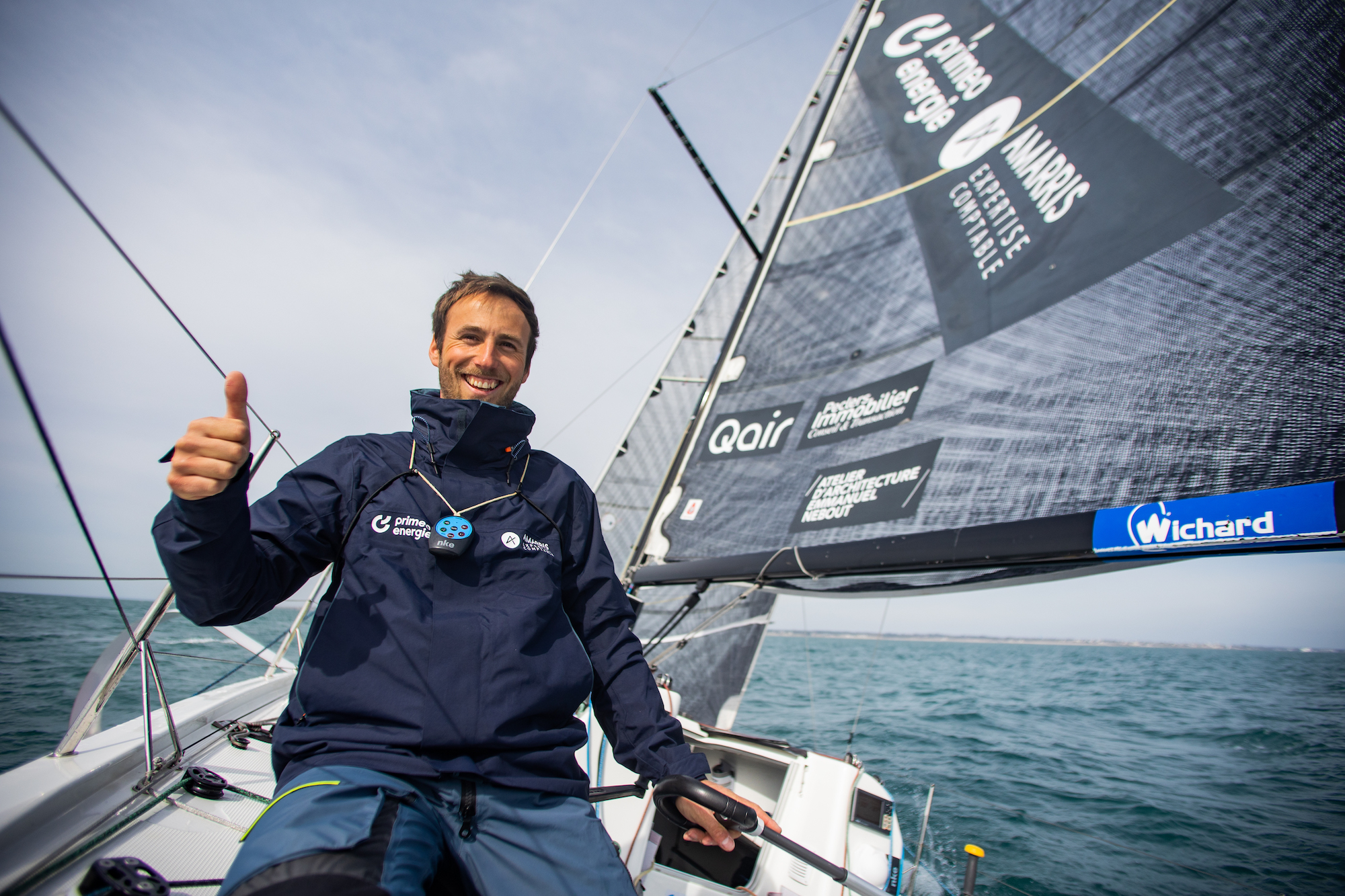 Le navigateur Achille Nebout, souriant sur son bateau