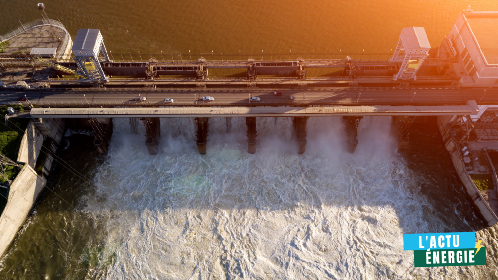 Cette vue aérienne spectaculaire capture l’intensité d’un barrage hydroélectrique en pleine action. L’eau s’y déverse avec puissance, libérant une force naturelle convertie en électricité verte. Équipé d’infrastructures robustes et traversé par une voie routière, ce barrage incarne à la fois la prouesse technique et la cohabitation harmonieuse entre nature et industrie. À l’heure où la transition énergétique devient urgente, l’hydroélectricité reste une solution majeure pour produire une énergie renouvelable, locale et sans émissions directes de CO₂.