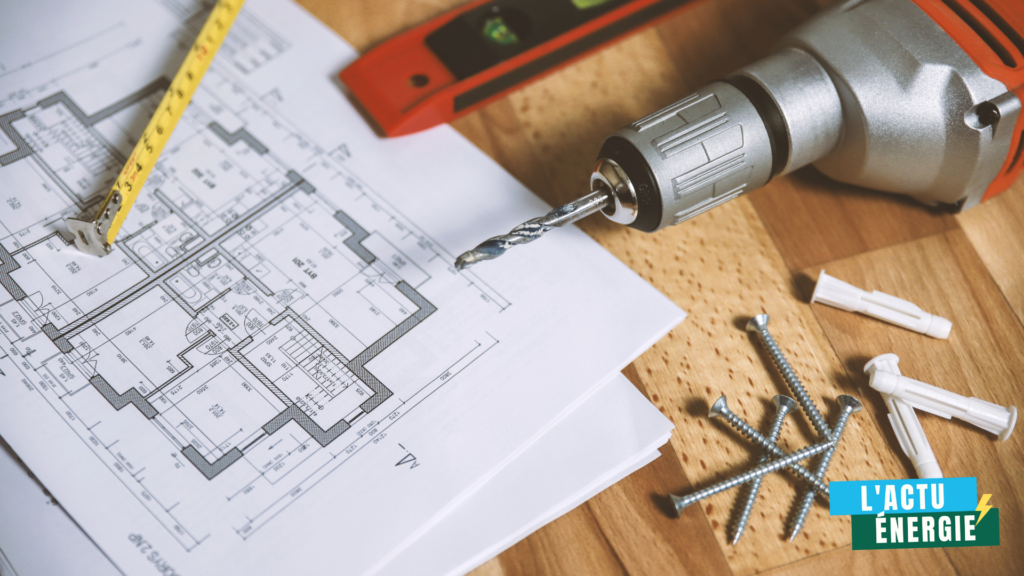 Perceuse, visserie et plan technique sur un bureau de chantier pour des travaux de rénovation énergétique dans un bâtiment tertiaire.