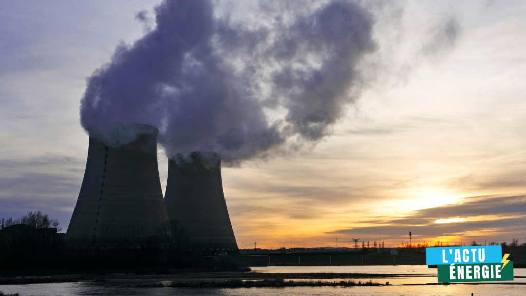 Deux tours de refroidissement d'une centrale nucléaire en activité, dégageant de la vapeur d'eau au coucher du soleil, illustrant le retour en production du réacteur Civaux 2 et le rôle stratégique du nucléaire en France.