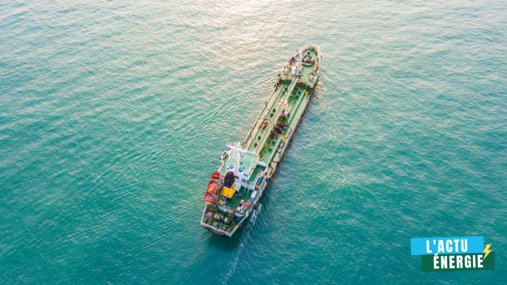 Vue aérienne d’un tanker pétrolier naviguant en mer, symbole du commerce international du pétrole et des tensions géopolitiques qui influencent les prix mondiaux.