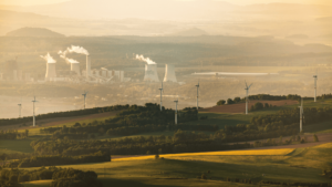 Eolionnes et centrale nucléaire en plan large