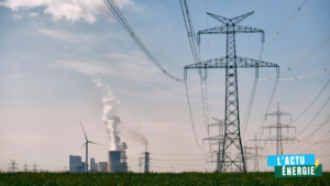 Pylonnes électriques et usine au loin