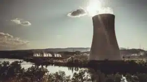 Centrale nucléaire au bord d’un fleuve, illustrant la production d’électricité et les enjeux liés à l’énergie.