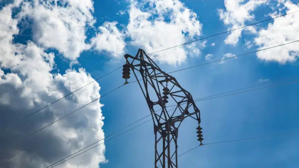 Pylône électrique à haute tension sous un ciel bleu, symbole du marché de gros de l'électricité et du prix spot