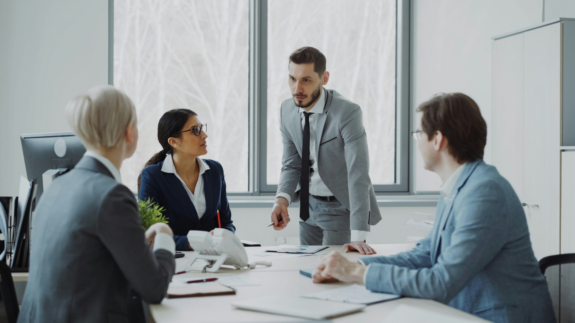 Collaborateurs réunis autour d’une table de travail, illustrant les échanges professionnels et la prise de décision en entreprise.